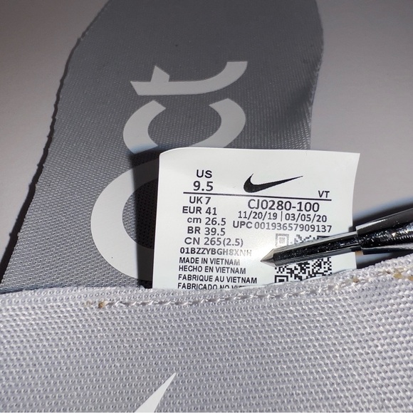 Nike React Phantom Run flyknit 2 White / Silver CJ0280-100 Women size 9.5 - Picture 11 of 11